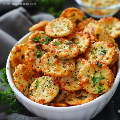 Easy Garlic Bread Ritz Bits Recipe - My Home Made Recipe Party Ritz Crackers, Garlic Bread Ritz Bites, Garlic Bread Ritz Bitz, Garlic Parmesan Ritz Crackers, Savory Ritz Crackers Recipe, Ritz Cracker Dips Easy Recipes, Garlic Ritz Cracker Recipes, Garlic Ritz Crackers, Garlic Parmesan Crackers