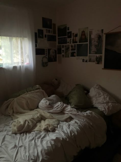 cozy downtown Cosy Girl Aesthetic, Cozy Downtown Bedroom, Minimalist Grunge Bedroom, Downtown Girl Fall Aesthetic, Cosy Room Aesthetic, Downtown Room Aesthetic, Warm Cozy Bedroom Ideas, Downtown Girl Aesthetic Room, Aesthetic Grunge Bedroom