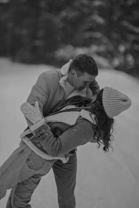 Couple Photo Snow, Cute Winter Pictures Couples, Winter Photoshoot With Boyfriend, Christmas Photo Ideas Couple, Snow Pictures With Boyfriend, Winter Picture Ideas For Couples, Engagement Photos Snow Picture Ideas, Couple Poses In Winter, Couple Winter Outfits Photo Ideas