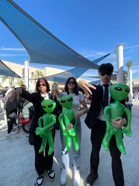 Men In Black Vs Aliens Spirit Week, Men In Black Alien Costume, Alien Costume Men, Men In Black Costume, Black Halloween Costumes, Spirit Week Outfits, Week Outfits, Party Vibe, Trio Halloween Costumes