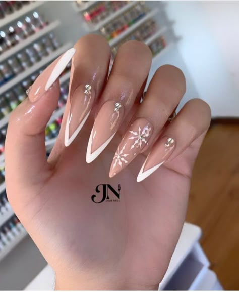 pointy nails Nails Inspiration Pointy, Christmas Nails Stiletto Simple, Pointy Winter Nails, Winter Nails Stilleto, Pointy Nails Christmas, Stilleto Holiday Nails, Stilleto Winter Nail Design, Christmas Stilleto Nails Simple, Christmas Nails Sharp