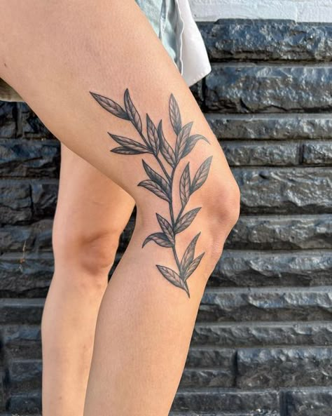 Emma Harrison on Instagram: "Loving this placement. Thank you Emerald! . . . . . #kneetattoo #thightattoo #floraltattoo #botanicaltattoo #leaves #blackwork #denvertattooartist #oaklandtattooartist #latattooartist" Tattoo Ideas Geometric, Leg Tattoo Placements, Knee Tattoo Ideas, Tattoos Feminine, Tattoos Quote, Tattoos Fine Line, Knee Tattoos, Portrait Tattoos, La Tattoo