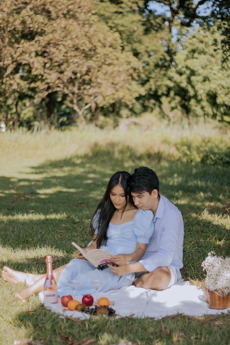 Couple Picnic Poses, Picnic Prenup Photoshoot, Picnic Pre Wedding Shoot, Picnic Prenup Ideas, Picnic Photo Shoot Couple, Picnic Photography Ideas, Prewedding Piknik, Picnic Pictures Couple, Vintage Picnic Photoshoot