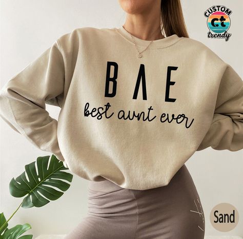 You Are Going To Be An Aunt Announcement, Auntie Sweatshirt With Names, Boy Aunt Shirts, Tshirt Design Ideas Cricut, Auntie T Shirts, Aunt Sweatshirt Ideas, Aunt To Be Announcement, Cool Aunt Shirts, Auntie Announcement Pregnancy