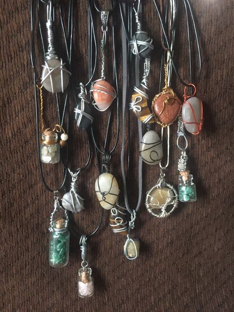 Cute Crystal Necklaces, Witchcore Accessories, Crowcore Jewelry, Wrapped Crystals, Diy Moss, Jewelry Hippie, Grunge Jewelry, Indie Jewelry, Rock Jewelry