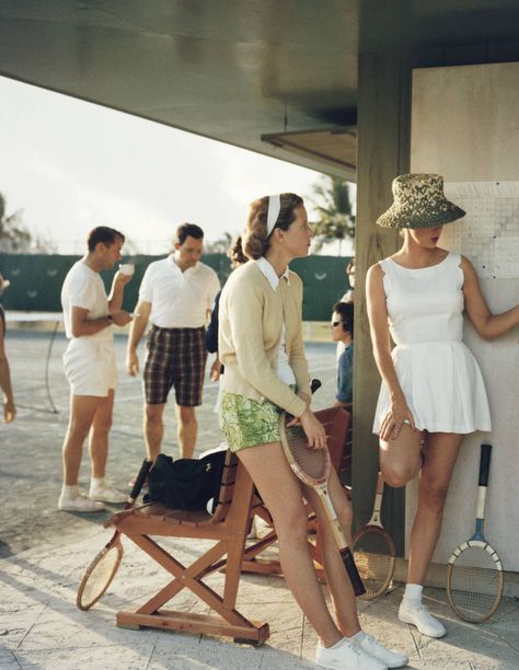 Retro tennis cool. Great style never gets old. Prep School Style, Slim Aaron, Slim Aarons Photography, Mode Tennis, Tennis Outfits, Look Legging, Tennis Rackets, Vintage Tennis, Slim Aarons