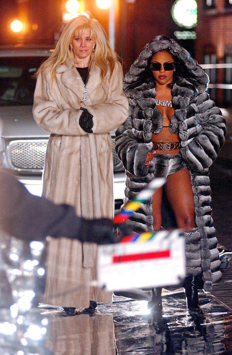 ° on Twitter: "Lil' Kim and Victoria Gotti on set for the Came Back For You music video https://t.co/cY68oRccai" / Twitter Lil Kim 90s Outfits, Lil Kim 90s Fashion, Lil Kim 1996, Lil Kim 90s, Decades Fashion, Hip Hop Music Videos, Lil Kim, Female Rappers, Artistic Hair