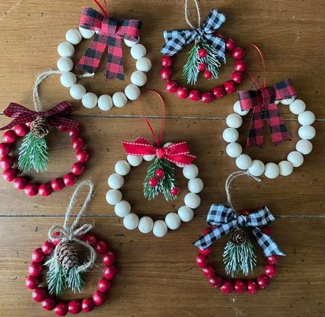 Diy Red And White Christmas Ornaments, Children Christmas Crafts Easy, Wooden Bead Christmas Crafts, Crafts Kids Can Make And Sell, Closepin Ornaments, Winter Crafts To Sell, Easy Christmas Ornaments Diy, Easy Christmas Diy Crafts, Wood Bead Crafts