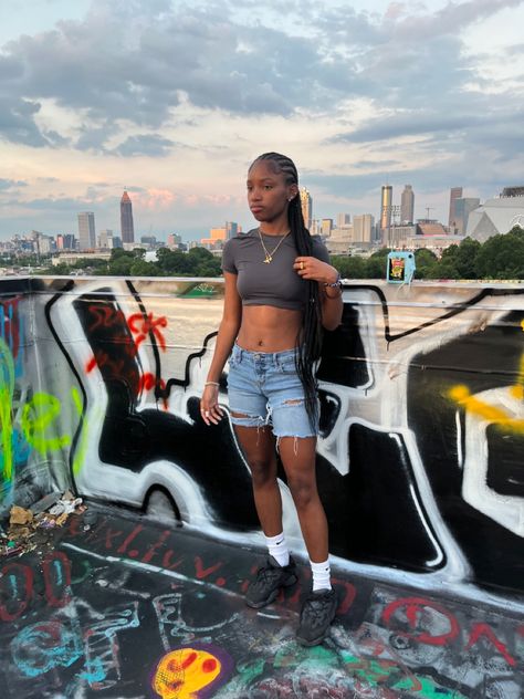 Converse Fits Black Women, Grey Shorts Outfit Black Women, Outfits With Shorts Black Women, Jorts Outfit Idea Black Women, Converse Outfit Black Women, Shorts Outfits Black Women, Grey Shorts Outfit, Summer Swag Outfits, Slay Outfits