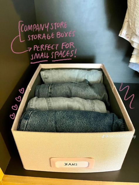 Clothing Organization Ideas Small Space, Dorm Organization Ideas, College Dorm Hacks, Luxury Dorm Room, Organization College, Dorm Themes, Dorm Necessities, Dorm Room Necessities, Uni Dorm