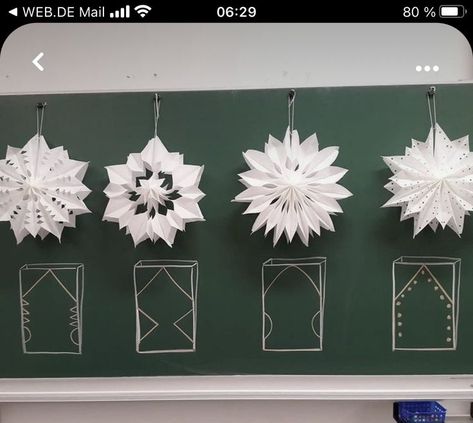 Vika Papper Jul, Snöflingor I Papper, Front Porch Christmas Decor Ideas, Porch Christmas Decor Ideas, Porch Christmas Decor, Front Porch Christmas, Christmas Decor Ideas Diy, Decor Ideas Diy, Paper Snowflakes