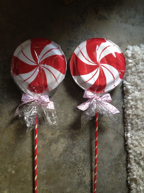 Lolli pop christmas decorations for front yard; made with paper plates and wooden dowels Christmas Lollipops Diy, Paper Plate Lollipops, Scarecrows Diy, Christmas Tent, Candy Cane Christmas Decorations, Peppermint Forest, Gingerbread Town, Candy Cane Image, Pop Christmas