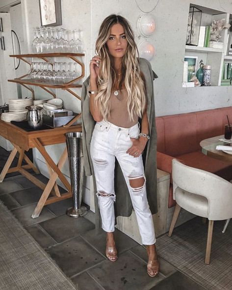 Light Brunette Hair, Light Brunette, Outfits To Copy, Perfect Fall Outfit, White Denim Jeans, Cool Fashion, Wardrobe Outfits, Mid Length Hair, Outfit Inspiration Fall