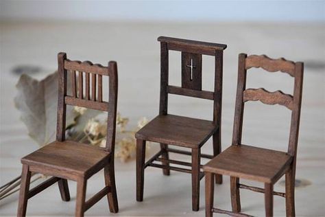 1-12 scale dining chairs suit a rustic dining room Dollhouse Chair Diy, Diy Rocking Chair, Dining Chairs Diy, Dollhouse Dining Room, Barbie House Furniture, Dolls Furniture, Style Dining Room, Dollhouse Chair, Tiny Furniture