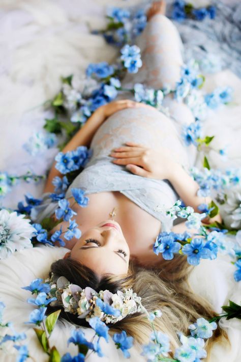 Home Maternity Photography, Studio Maternity Shoot, Maternity Picture Outfits, Maternity Studio Photoshoot, Maternity Photography Poses Outdoors, Maternity Photography Poses Couple, Maternity Photography Poses Pregnancy Pics, Baby Announcement Pictures, Maternity Photoshoot Outfits