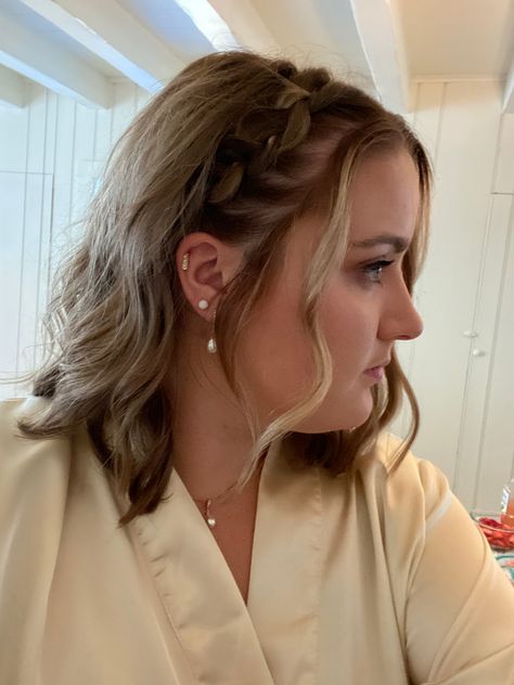 Side Braids On Short Hair, Braid Half Up Half Down Short Hair, Braided On The Side With Hair Down, Short Hair Half Braided Hairstyles, Short Hairstyles Ideas For Prom, Hoco Hairstyles For Short Layered Hair, Hairstyles For Graduation Medium Hair, Hoco Hair Behind Ears, Braid On One Side Of Head With Curls