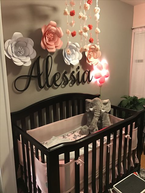 Flowers with baby name above crib 💖 Above Crib Decor Girl, Name Above Crib, Above Crib Decor, Crib Ideas, Crib Decor, Baby Nursery Inspiration, Girl Nursery Room, Baby Room Design