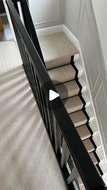 Floor Street on Instagram: "a question we get asked all the time is: can i get the same matching landing carpet for my stair runner? yes, absolutely you can! most things are possible, so just pop us a message 💛  half price summer sale ends soon… shop now and don’t miss out 👀⏰  🏡 @hope_home_x 🥰  #floorstreet #floorstreetfloors #floorstreetstairrunners #floorstreetcarpet #stairrunner #homeinspiration #homeinteriors" Cream Carpet Stairs And Landing, Black Staircase Cream Carpet, Stairs And Landing Ideas Upstairs, Beige And Black Stair Runner, Stair Runners And Landing Carpet, Ideas For Hall Stairs And Landing, Burlap Stair Runner, Upstairs Hallway Carpet, Stairs And Landing Flooring Ideas