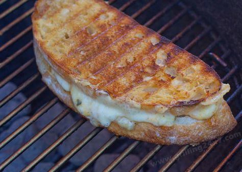 Tailgate Food Grill, Cheddar Cheese Sandwich, Green Egg Recipes, Sandwhich Recipes, Cheese Sandwich Recipes, Spicy Cheese, Deli Sandwiches, Healthy Grilling Recipes, Tailgating Recipes