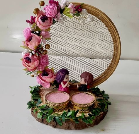 Engagement Dish Decoration, Engagement Plater Ideas, Ring Plater For Engagement, Engagement Ring Platter Trays Indian Weddings, Chhab Decoration Idea, Diy Engagement Decorations, Diy Wedding Ring, Engagement Ring Platter, Anniversary Crafts