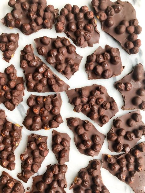 3-ingredient Dark Chocolate Chickpea Bark (vegan) - rachLmansfield Super Easy Desserts, Dessert Simple, Desserts Vegan, Gluten Free Sweet, Bark Recipe, Chickpea Recipes, Chocolate Bark, Healthy Snacks Easy, Vegan Treats