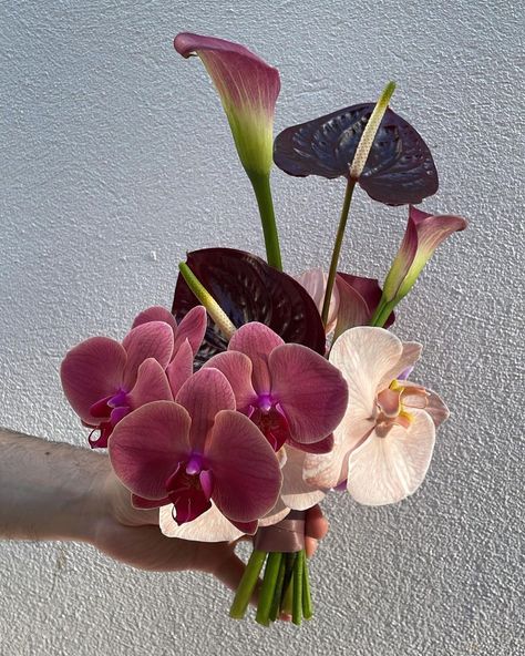 a sculptural dream comes to life for Corrine’s bridal bouquet 👏🏻 | Instagram Chic Flower Bouquet, Wedding Bouquets Whimsical, Wedding Flower Mood Board, Bridal Bouquet Anthurium, Chinese Wedding Bouquet, Non Traditional Bouquets, Bridesmaids Bouqet, Sculptural Flowers, October Bouquet