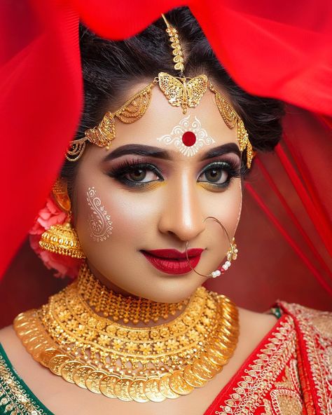 Kalka Design, Bridal Makeup Pictures, Wedding Photography India, Indian Bride Poses, Indian Eyes, Indian Bride Makeup, Indian Wedding Poses, Bengali Bridal Makeup, Indian Bridal Photos