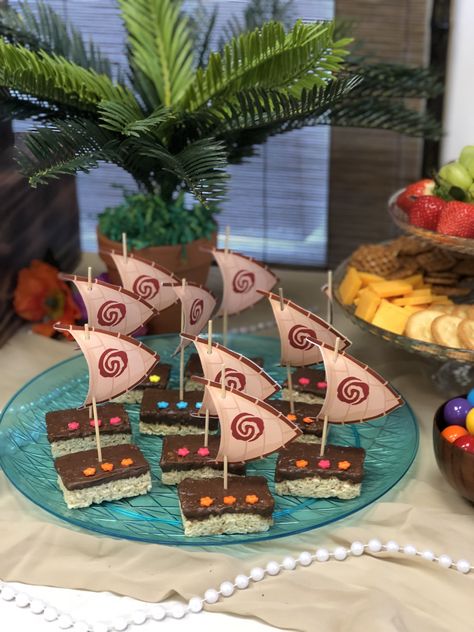 Rice crispy boats Moana Theme Pinata, Hawai Party, Moana Centerpieces, Moana Decorations, Moana Birthday Cake, Moana Birthday Party Theme, Moana Theme Birthday, Moana Movie, Festa Moana Baby