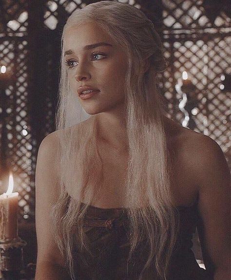 Emilia Clarke Emilia Clarke, White Hair, Emilia Clarke Daenerys Targaryen, Queen Of Dragons, Game Of Throne Daenerys, Targaryen Aesthetic, Gra O Tron, Mother Of Dragons, Famous Girls