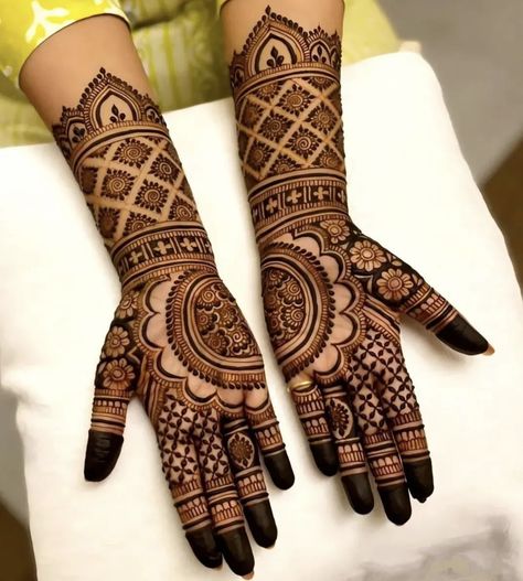 Pakistani Mehndi Designs, Front Mehndi Design, Circle Mehndi, Mehndi Designs Bridal Hands, Mehndi Designs For Kids, Very Simple Mehndi Designs, Engagement Mehndi Designs, Stylish Mehndi, Full Mehndi Designs