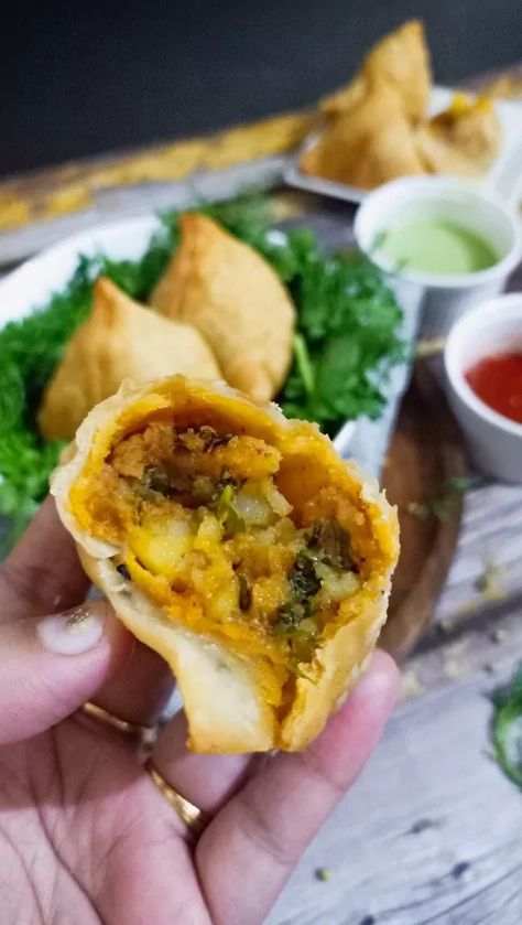 Punjabi Samosa | Foodtalk Punjabi Samosa, Baked Samosa, Samosa Recipe, Tamarind Chutney, Green Chutney, Food Snack, Dried Mangoes, Pastry Flour, Samosa