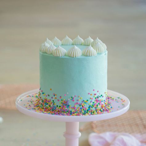 A while back I made a funfetti cake and LOVEd it. It totally reminded me of being a kid at my own birthday party LOL!! It had a white chocolate ganache and was tinted light pink. It looked great! I've heard some people have found it difficult to tint their cakes. PSA: white chocolate can only be dyed with gel food coloring, which most people don't have at home!! If you add 1/4 of a drop of regular food coloring it turns into a solid ?. That doesn't change the flavor really bu... Cake Preppy, 14th Birthday Cakes, Teen Cakes, Birthday Cakes For Teens, Preppy Kitchen, Easy Birthday, Funfetti Cake, Simple Birthday Cake, Cool Birthday Cakes