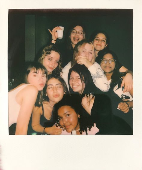 Group Polaroid Pictures, Cute Polaroid Pictures, Friends Polaroid, Polaroid Ideas, Polaroid Picture, Teen Friends, Instax Photos, Yearbook Themes, Best Friend Poses