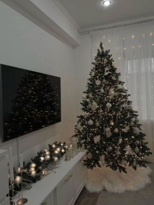 51 Best Christmas Tree Ideas - Ak Pal Kitchen Christmas Garland Placement Ideas, Christmas Tree Astethic, Christmas Decorations Ideas For Home, Christmas Decor For Apartments, Christmas Room Decor Ideas, Decor Natal, Christmas Home Decorations, Christmas Tree Inspo, White Christmas Tree Ideas