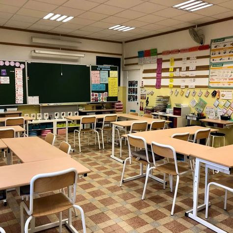 L'aménagement de classe, ce casse-tête ! Seating Arrangements Classroom, Classroom Desk Arrangement, Classroom Seating Arrangements, College Image, Desk Arrangements, Classroom Arrangement, Classroom Desk, Classroom Seating, Classroom Layout