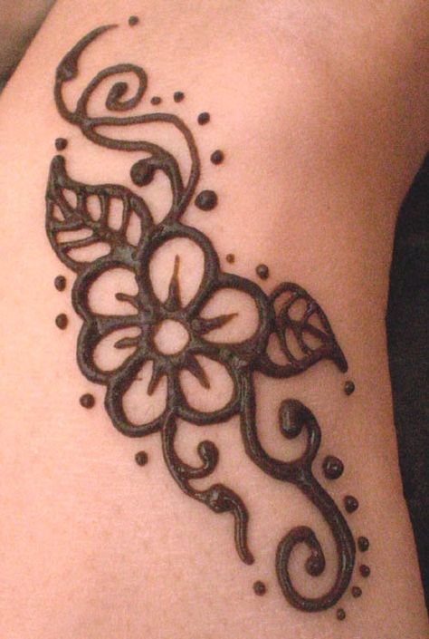 Henna Flower. It can be a sweet and simple design to bring a smile to someone. Hanna Tattoo, Small Henna Tattoos, Small Henna Designs, Henna Ink, Henne Tattoo, Henna Flower Designs, Cream Tattoo, Cute Henna Designs, Cute Henna Tattoos