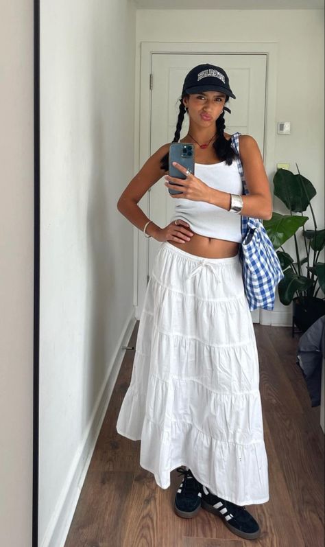 White Maxi Skirt Outfit, Estilo Rachel Green, Looks Adidas, Rok Outfit, White Skirt Outfits, Skirt Outfit Summer, White Long Skirt, Long Skirt Outfits, 여름 스타일