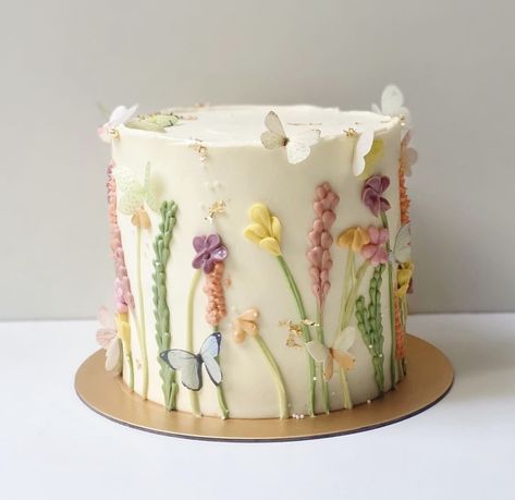 Wildflower Theme Cake, Wildflower Cake Table, Tinkerbell Smash Cake, Daffodil Birthday Party, Dainty Flower Cake, Wildflower Smash Cake Girl, Wild Flower Smash Cake, Fairy First Birthday Party Cake, Wildflower First Birthday Cake