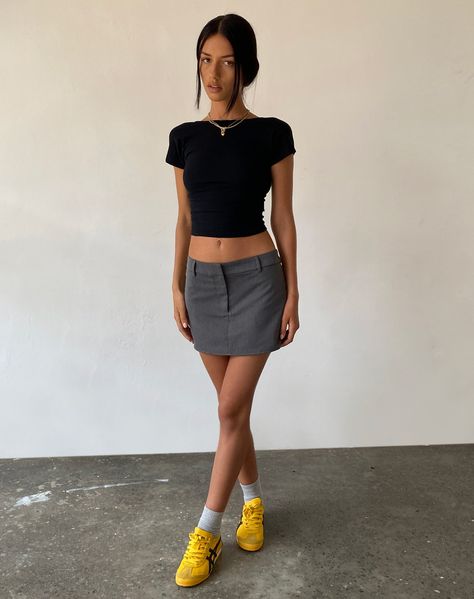 Mini Skirt And Trainers Outfits, Grey Skirt Outfit Summer, Gray Mini Skirt Outfit, Charcoal Outfit, Miniskirt Outfits Club, Low Rise Mini Skirt Outfit, Grey Mini Skirt Outfit, Black Mini Skirt Outfit Summer, Grey Skirt Outfit