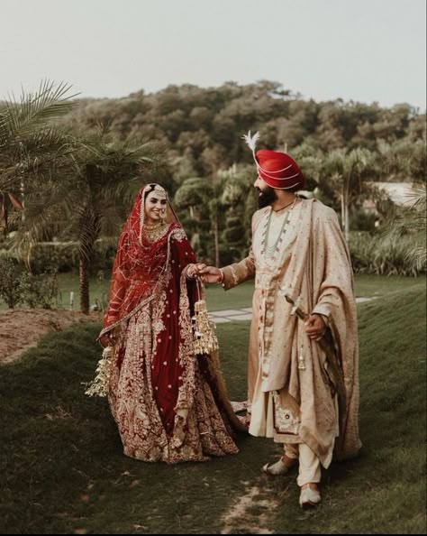 Hindu Wedding Photos, Sikh Wedding Photography, Bride Groom Photoshoot, Punjabi Wedding Couple, Bride Groom Poses, Anand Karaj, Wedding Outfits For Groom, Indian Wedding Poses, Groom Photoshoot