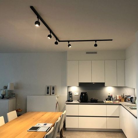 Nymane Ikea, Kitchen And Dining Room Lighting, Modern Track Lighting, Track Lighting Kitchen, Track Spotlights, Lighting Design Interior, Interior Modern, Lighting System, Living Room Lighting