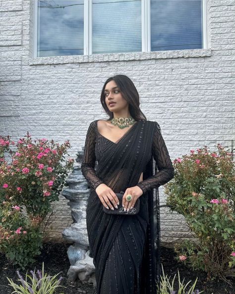 Black Saree Designs, Saree Indian Wedding, Saree Heavy, Indian Wedding Saree, Saree Black, Saree Party Wear, Sarees For Girls, Saree Wearing Styles, Simple Saree Designs