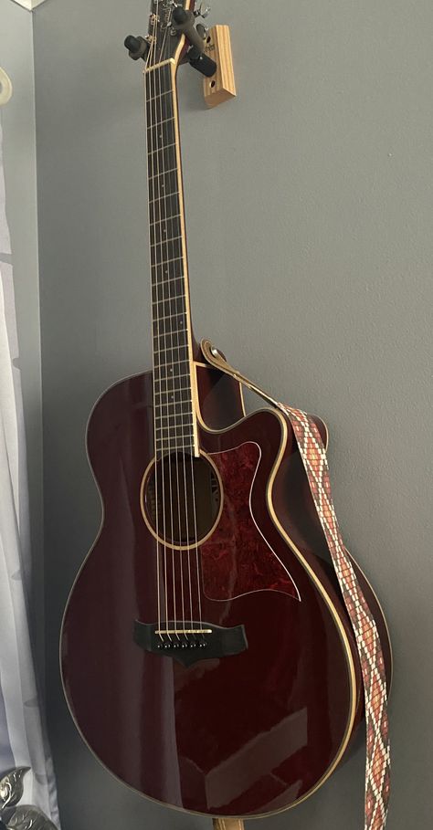 Aesthetic Acoustic Guitar Design, Acoustic Guitar Pretty, Acoustic Guitars Aesthetic, Pretty Acoustic Guitars, Cool Acoustic Guitars, Acoustic Guitar Aesthetic, Red Acoustic Guitar, Brown Acoustic Guitar, Acoustic Guitar Design