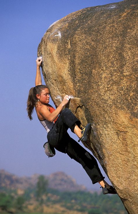 Bouldering Photography, Lighting And Shadow, Rock Climbing Aesthetic, Climbing Aesthetic, Climbing Women, Rock Climbing Photography, Woman Climbing, Women Climbing, Climbing Photography