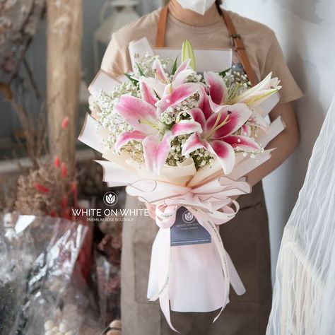 Lily Bucket Flower, Pink Lilies Bouquet, Backdrop Engagement, Lilies Bouquet, Bucket Flower, 12th Birthday Cake, Pink Lilies, Lily Bouquet, Bouquet Gift