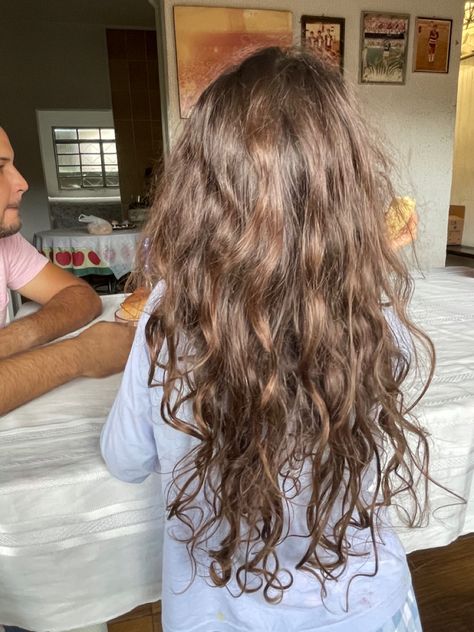 Naturally Curly Wavy Hair, Wavy Messy Hair, Messy Wavy Hair, Brown Wavy Hair, Hairdos For Curly Hair, Peinados Fáciles Para Cabello Corto, Wavy Curly Hair, Long Wavy Hair, Cut My Hair