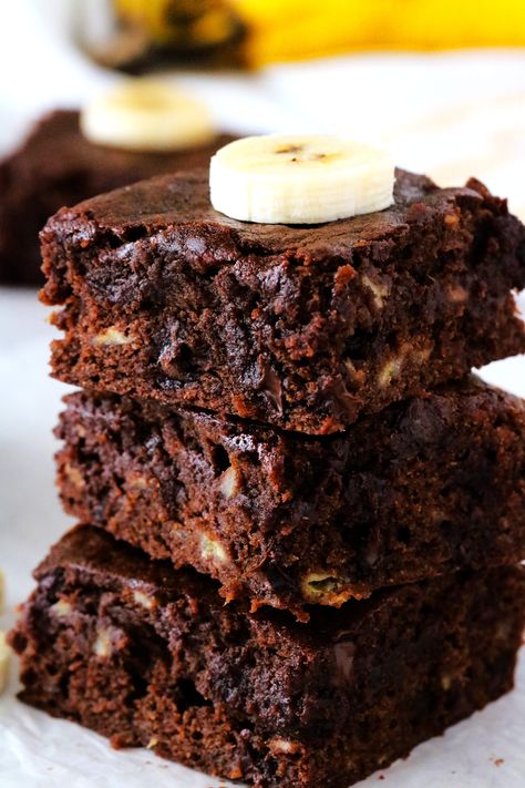 Three chocolate banana brownies stacked on top of one another with a sliced banana on top. Chocolate Banana Brownies, Brownies Decorados, Banana Bread Brownies, Sliced Banana, Banana Brownies, Chocolate Banana Muffins, Chocolate Banana Bread, Peanut Butter Chips, Brownie Bar