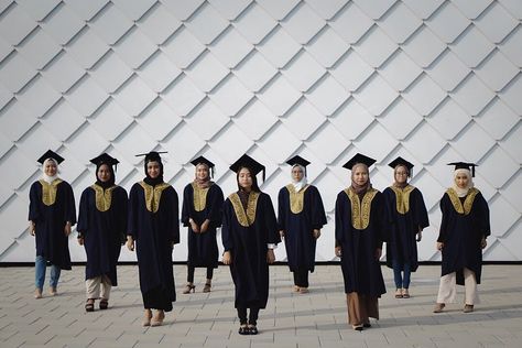 Pre-Convo | April 2018 | Melaka . Package starts at MYR250. Click the link on our bio for more 😊 . #preconvo #preconvophotoshoot… Preconvo Idea, Group Convocation Photography, Group Photos Outdoor, Pre Graduation Photoshoot Ideas, Pre Convo Photoshoot Idea Group, Group Graduation Photoshoot, Preconvo Photoshoot, Pre Convo Photoshoot Idea, Group Photos Ideas