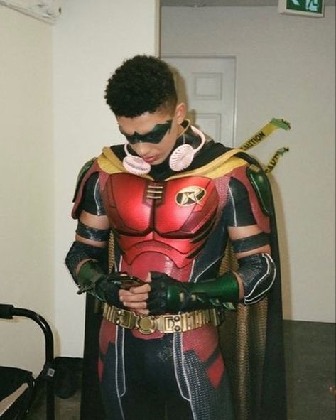 Jay Lycurgo, Gay Halloween Costumes, Dc Costumes, Robin Tim Drake, Robin Costume, Titans Tv Series, Robin Cosplay, Robin Dc, Hot Halloween Outfits