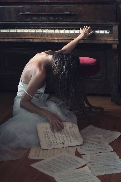 . Piano Photoshoot, Piano Photography, Piano Photo, Piano Girl, Music Soul, Piano Art, Headshot Poses, Fairytale Photography, Piano Player